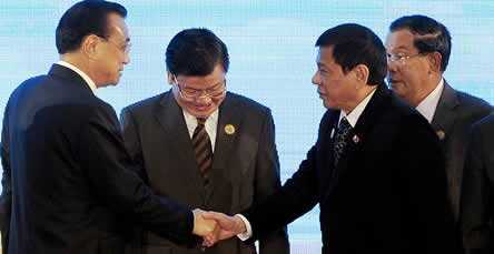 Philippine President Rodrigo Duterte shakes hands with Chinese Premier Li Keqiang at the 19th ASEAN-China Summit on September 7, 2016